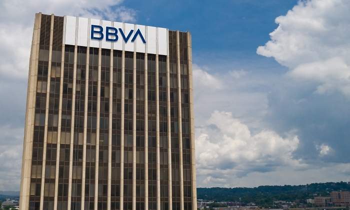 BBVA-logo-nuevo-edificio-rayas-cielo.jpg