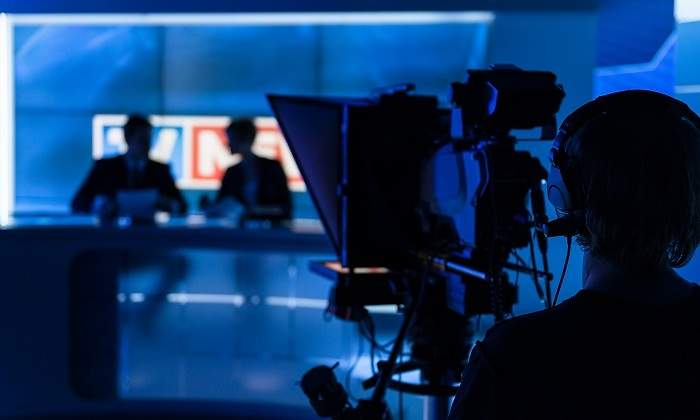 Locutores-en-estudio-de-television-iStock.jpg