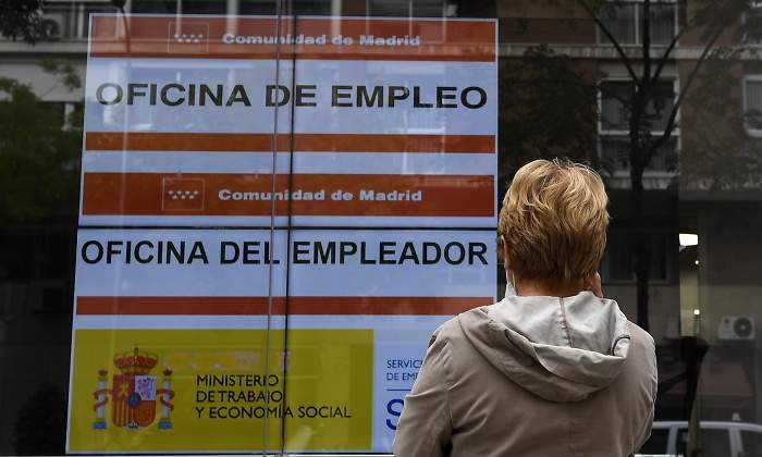 mujer-mira-espaldas-cartel-sepe-ep.jpg