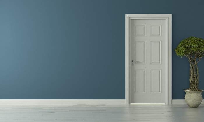 Una-puerta-blanco-sobre-una-pared-azul-iStock.jpg