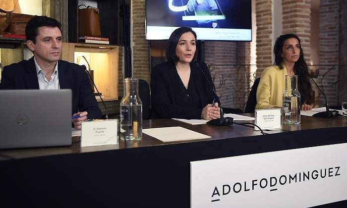 AD--de-izquierda-a-derecha-Antonio-Puente-consejero-delegado-Adriana-Dominguez-presidenta-ejecutiva-y-Anabel-Rua-directora-de--retail-de-Adolfo-Dominguez-en--la-presentacion-de-resu.jpg