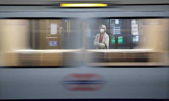 reino-unido-coronavirus-covid19-londres-metro-mujer-mascarilla-reuters-770x420.jpg