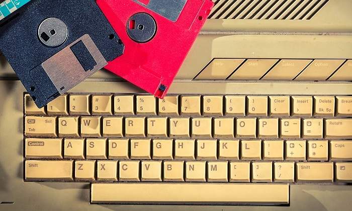 Un-viejo-teclado-con-dos-disquetes-encima-iStock.jpg