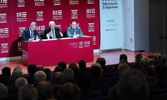 Felipe Gonzlez junto a Vicente Boluda en la clausura de la asamblea de AVE EE