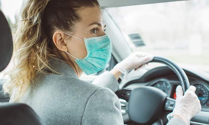 Mujer-con-mascarilla-en-coche-iStock.jpg