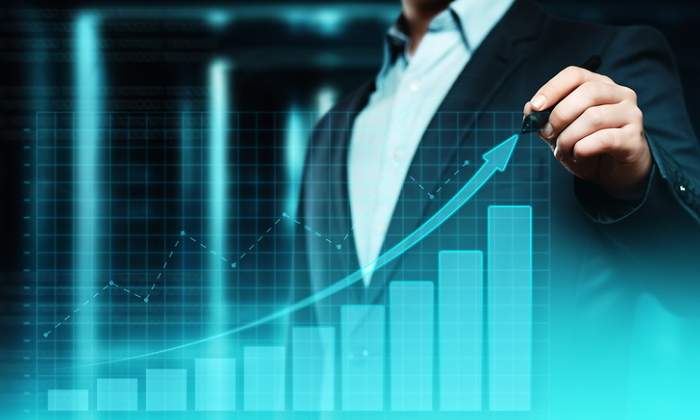 Una mano sobre una grfica de inversiones o rendimientos crecientes