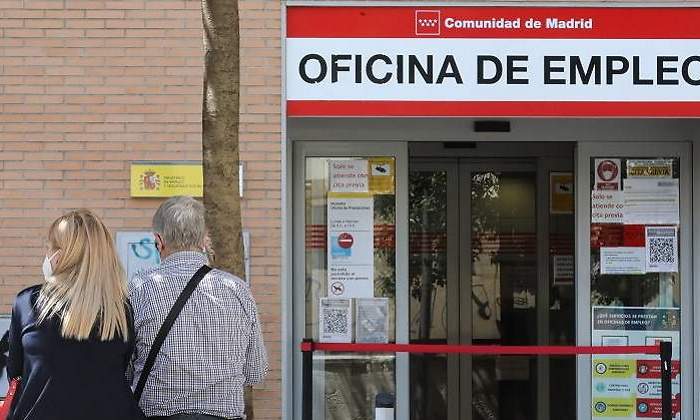 EuropaPress_dos_personas_sentadas_frente_oficina_sepe_dia_conocido_datos_paro_mayo-770.jpg