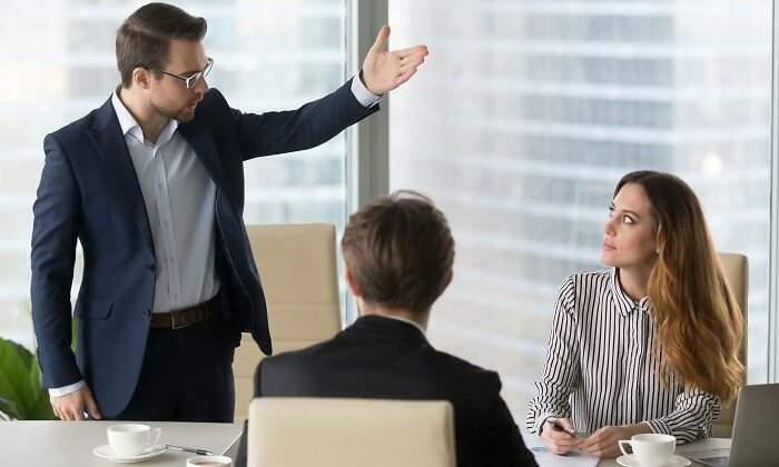 reunion-trabajo-enfado-jefe-despido-770-dreamstime.jpg