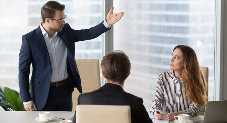 https://s03.s3c.es/imag/_v0/770x420/b/c/6/reunion-trabajo-enfado-jefe-despido-770-dreamstime.jpg