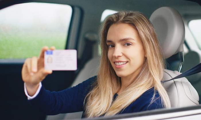 joven-carnet-coche-dreamstime.jpg
