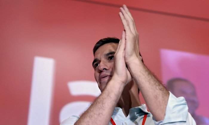 pedro-sanchez-congreso-efe-aplaude.jpg