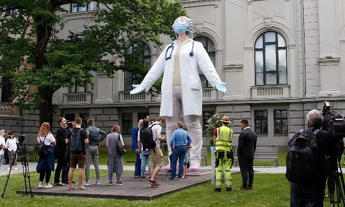 medicos-estatua.jpg