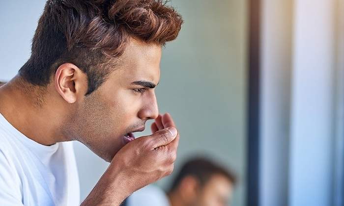 Hombre-comprobando-el-olor-de-su-aliento-iStock.jpg
