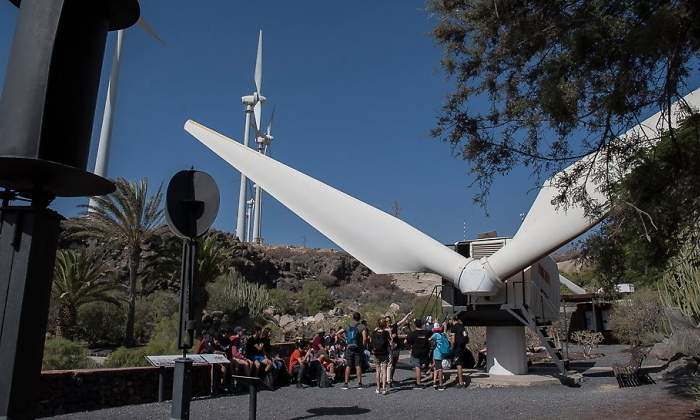 Jvenes examinan las aspas de un aerogenerador