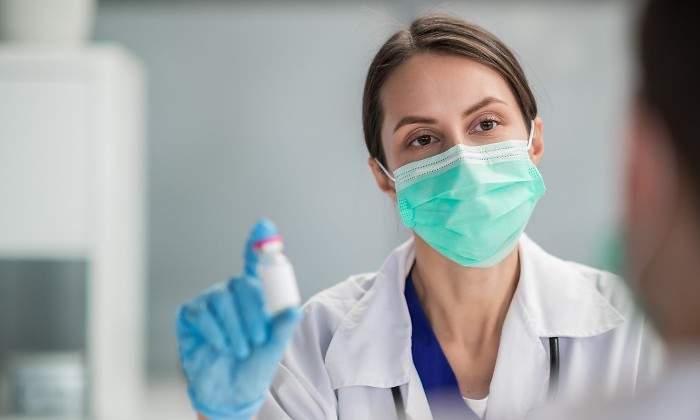 medica-muestra-vacuna.jpg