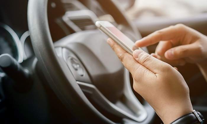 Persona-utilizando-el-telefono-en-el-coche-iStock.jpg
