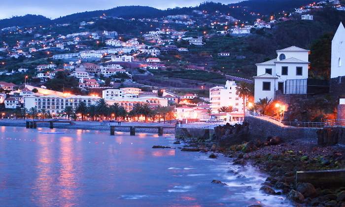 madeira-santa-cruz-pueblo-noche.jpg