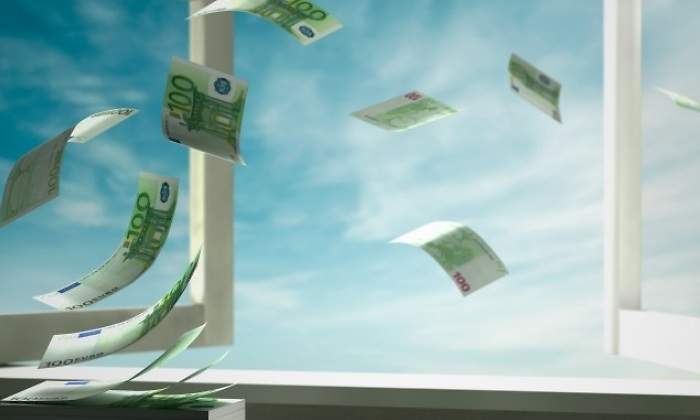 billetes-vuelan-ventana.jpg