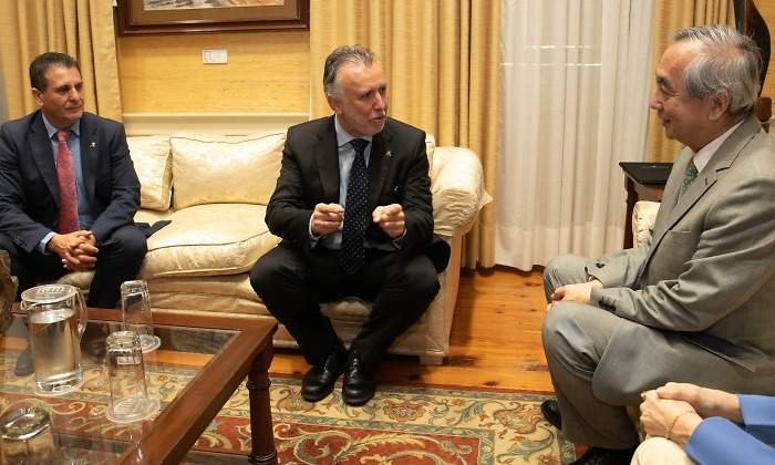 El embajador de Japn en Espaa Kenji Hiramatsu y el jefe del Gobierno de Canarias ngel Vctor Torres