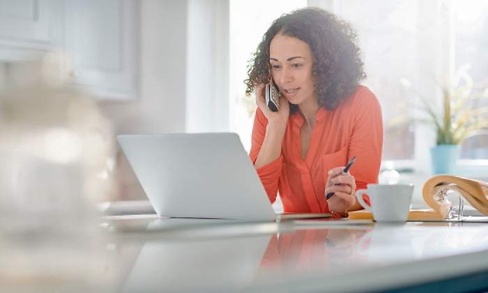 mujer-movil-teletrabajo-istock.jpg