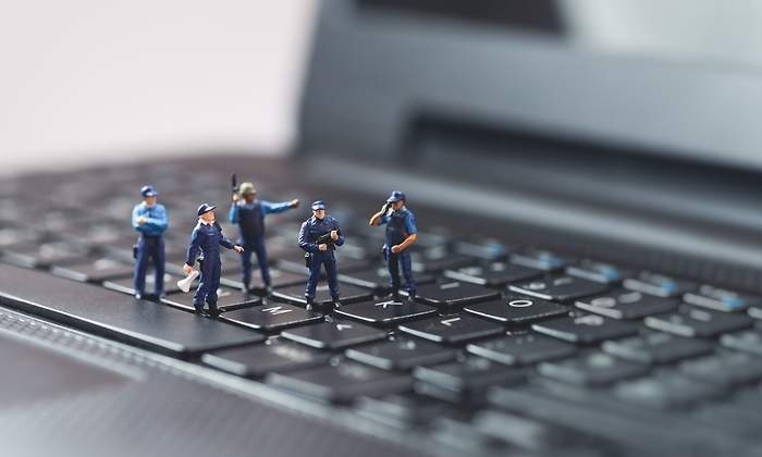 policia-ordenador-aplicacion-dreams.jpg