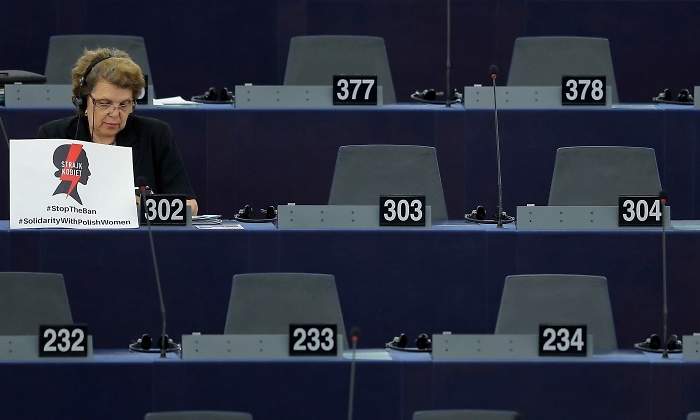 parlamento-europeo-mujer-reuters.jpg