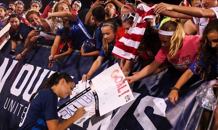 alex-morgan-autografos-getty.jpg