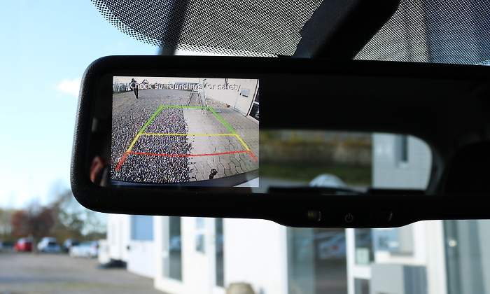 camara-trasera-coche-retrovisor-dreamstime.jpg