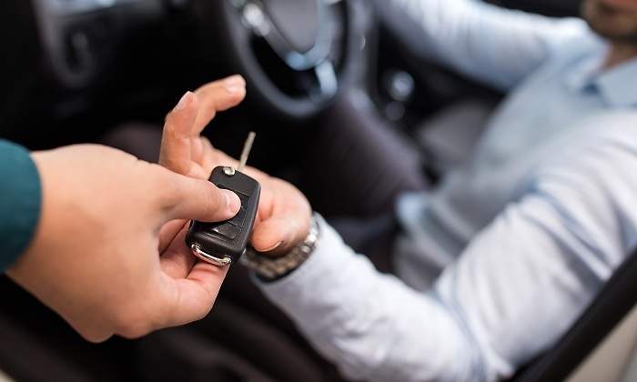 Hombre-recibiendo-la-llave-del-coche-iStock.jpg