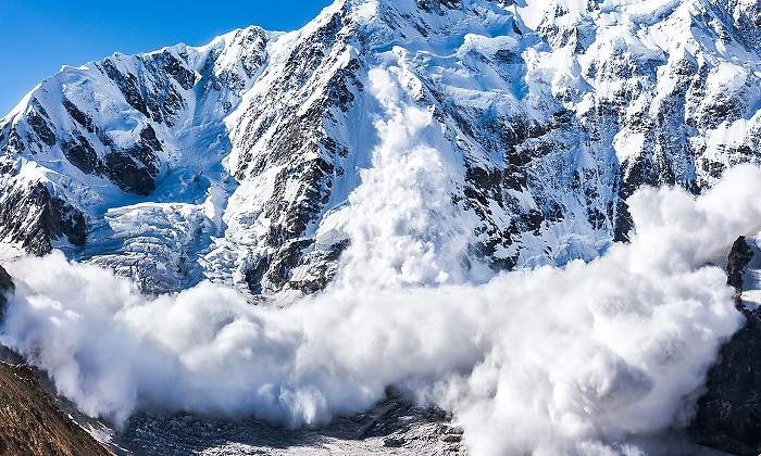 Avalancha-de-nieve-activa-en-una-montana-iStock.jpg