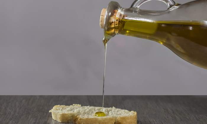 aceite-oliva-botella-tostada-recurso-dreamstime.jpg