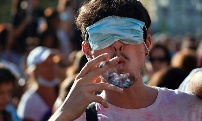 coronavirus-fumar-mascarilla-reuters.jpg
