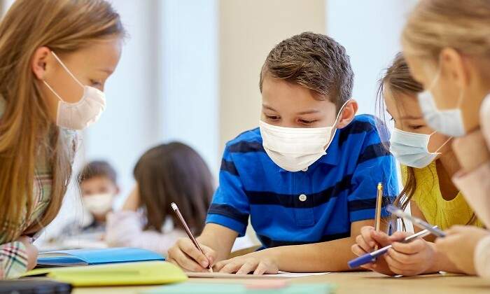 estudiantes-de-primaria-dibujando-en-clase.jpg