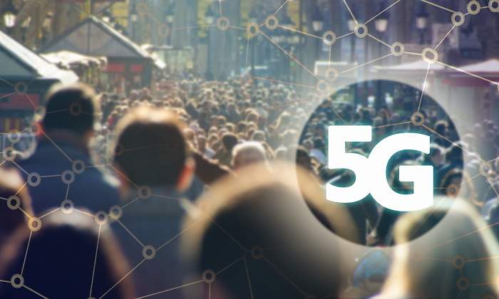 Composicin de personas por la Rambla de Barcelona y un smbolo del 5G