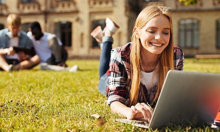 joven-estudiando-al-aire-libre.jpg