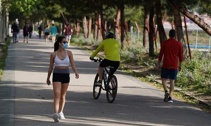mujer-deporte-mascarilla-bicicleta-parque-cordonpress.jpg