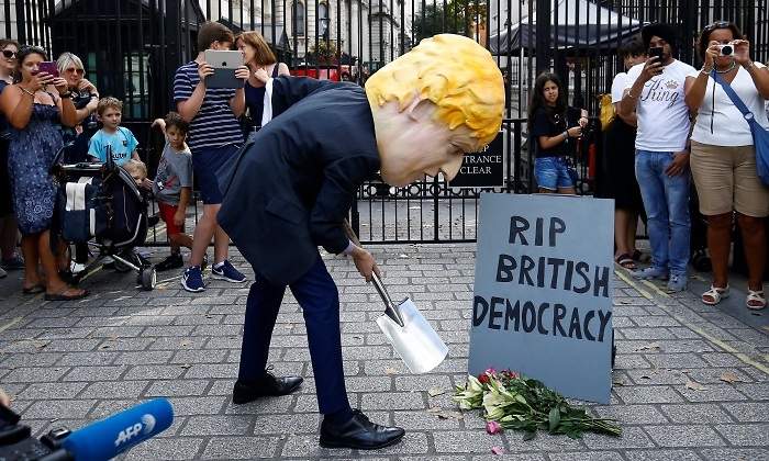 boris-johnson-muerte-democracia-reino-unido-protesta-reuters-770x420.jpg
