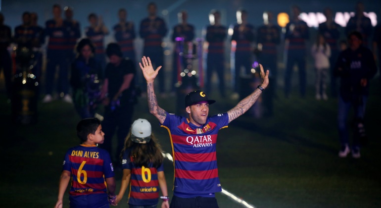 Alves-celebracion-Barcelona-2016-reuters.jpg