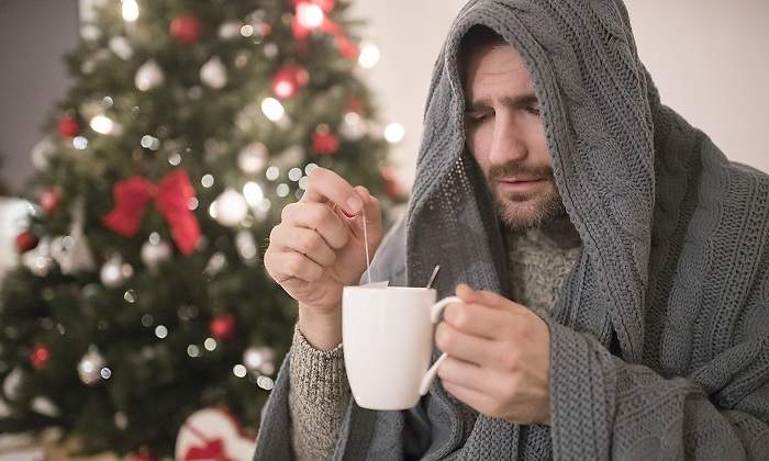 Un-hombre-tapado-con-un-arbol-de-navidad-detras-iStock.jpg