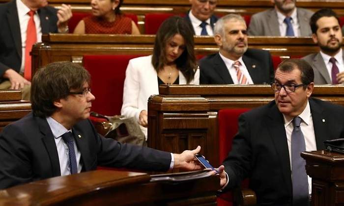 puigdemont-parlament-29sept-efe.jpg