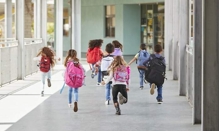 ninos-entran-a-clase-corriendo.jpg