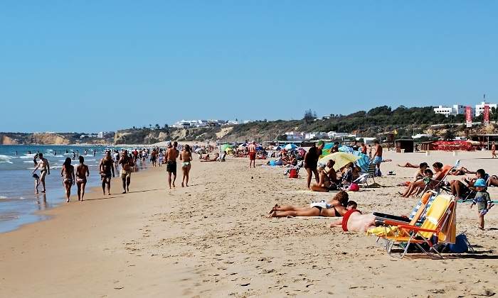 turistas-playa-cadiz.jpg