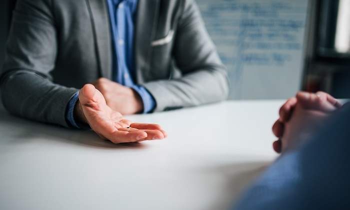 Entrevista-trabajo-mano-iStock.jpg