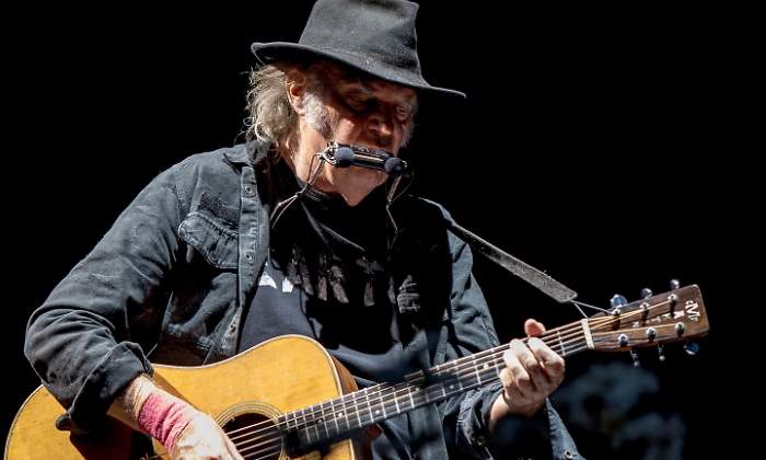 neil-young-alamy.jpg