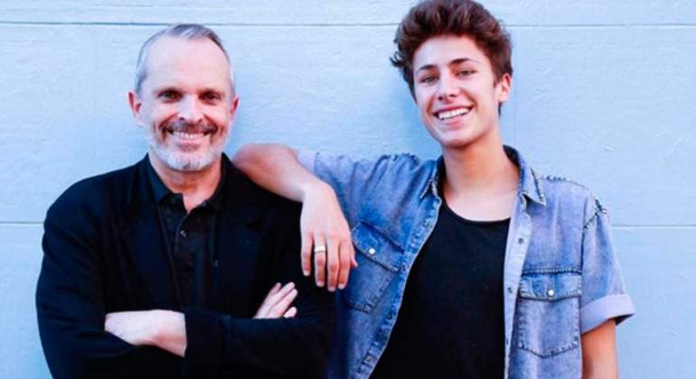El Mayor Apoyo De Miguel Bose Es Juanpa Zurita Un Influencer Y Actor 40 Anos Mas Joven Que El Cantante Informalia Es