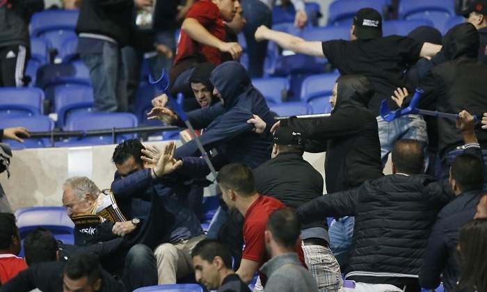 Lyon-hinchas-asaltan-radicales-2017-reuters.jpg