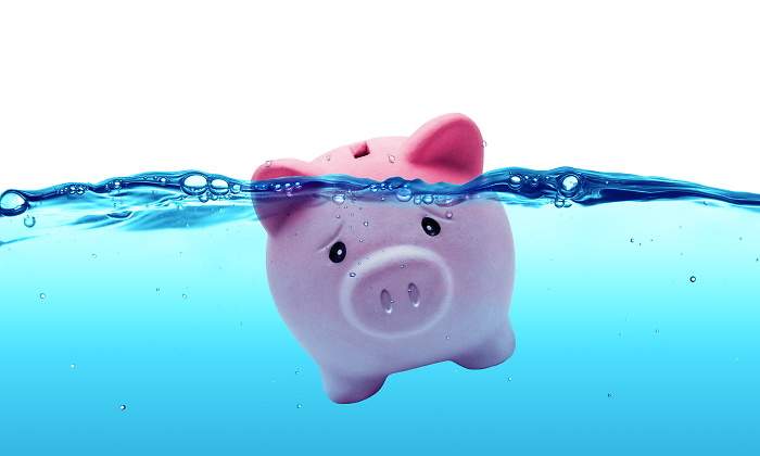 cerdito-hucha-ahoga-agua-dreamstime-770x420.jpg