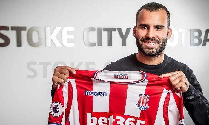 Jese-posa-camiseta-Stoke-2017.jpg