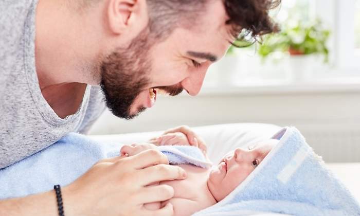 padre-sonriente-bebe-cambiador-dreamstime.jpg