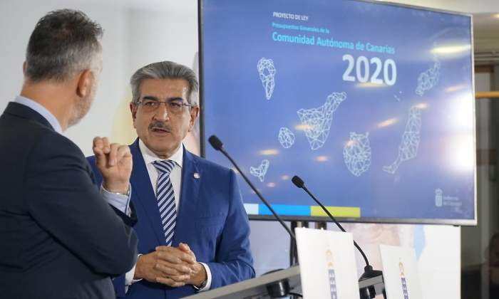 El vicepresidente del Gobierno de Canarias Romn Rodrguez habla con el jefe del Ejecutivo regional ngel Vctor Torres